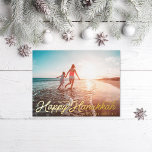 Carte Postale De Vacances En Aluminium Photo Retro Script Happy Hanoukka<br><div class="desc">Police de script de style rétro "Happy Hanoukka" en papier réel. Ajoutez un message ou plusieurs photos à l'arrière. Choisissez entre or,  argent ou feuille d'or rose</div>