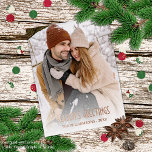 Carte Postale De Vacances En Aluminium Photo simple personnalisée sur Rose Gold<br><div class="desc">Carte de voeux de Noël unique, tendance et simple et chic de saison avec votre photo d'hiver préférée. Avec place pour customiser ou personnaliser avec une photo, nom de famille ou noms, et le texte de votre choix. Et une saison personnalisable saluant poème sur le côté arrière de la carte,...</div>