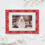 Carte Postale De Vacances En Aluminium Red Fair Isle Winter Knit Motif Photo Noël<br><div class="desc">Envoyez des voeux de vacances chaleureux enveloppés dans un design cosy et festif avec cette carte postale de Noël en feuille d'or, avec un arrière - plan motif en tricot Fair Isle. Le design complexe évoque l'atmosphère réconfortante de la chaleur hivernale et de la joie des vacances. Cette carte postale...</div>