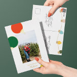 Carte Postale De Vacances En Aluminium Retro Ornements de Noël Photo Gold Foil<br><div class="desc">Un design moderne de carte de vacances avec 3 ornements de style rétro en rouge,  vert et jaune entourant une photo personnalisée au-dessus d'un accueil et signature saisonniers personnalisés.</div>