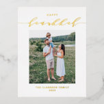 Carte Postale De Vacances En Aluminium Script moderne et élégant Happy Hanoukka Photo<br><div class="desc">Heureux Hanoukka ! Envoyez vos souhaits à votre famille et à vos amis avec cette carte postale Hanoukka personnalisable en feuille d'or. Il dispose d'une calligraphie élégante et d'une typographie simple. Personnalisez en ajoutant des noms et une photo. Cette feuille d'or Happy Hanoukka carte postale est disponible sur d'autres cartes....</div>