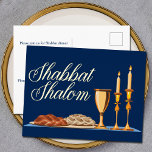 Carte Postale De Vacances En Aluminium Shabbat Shalom Dîner juif Marine Bleu Or<br><div class="desc">Shabbat Shalom dîner invitation en bleu magnifique avec élégant script de feuille d'or au-dessus d'un charmant dîner Shabbat avec du pain,  du vin et des bougies d'allah. Puissiez-vous avoir beaucoup de bénédictions. Personnalisez le dos avec vos coordonnées d'invitation juif.</div>