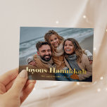 Carte Postale De Vacances En Aluminium Texte et photo Gold Modern | Hanoukka joyeux<br><div class="desc">Cette carte postale de vacances simple et élégante dit "Joyous Hanoukka" en gras,  feuille d'or élégante typographie moderne avec votre photo personnelle préférée en face de la carte. Votre message de vacances personnel peut aller sur le dos,  avec une autre petite photo de famille.</div>