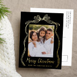 Carte Postale De Vacances En Aluminium Vintage Bow Joyeux Noël Black Photo<br><div class="desc">Célébrez la saison des Fêtes avec cette charmante carte postale de Noël avec la photo de votre famille encadrée d'un arc en feuille d'or festif et d'un ruban sur un arrière - plan noir. "Joyeux Noël" est écrit élégamment dans un charmant script manuscrit en feuille d'or, avec espace pour personnaliser...</div>