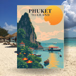 Carte postale de voyage à Phuket Thaïlande Plage<br><div class="desc">Échappez-vous vers les plages époustouflantes de Phuket,  en Thaïlande,  avec cette carte postale illustrative de style vintage. Avec des bateaux à longue queue,  des palmiers et un bateau,  cette carte postale de collection évoque la beauté intemporelle de la destination tropicale de la Thaïlande</div>