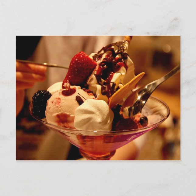 Carte postale "Delicious Ice Cream Sundae" (Devant)