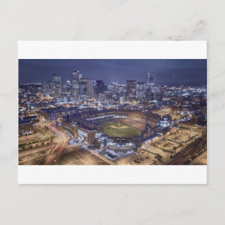Carte Postale Denver City Skyline et Coors Field la nuit