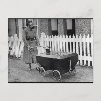 Carte Postale Déplaisant Gasmasque femme photo de guerre