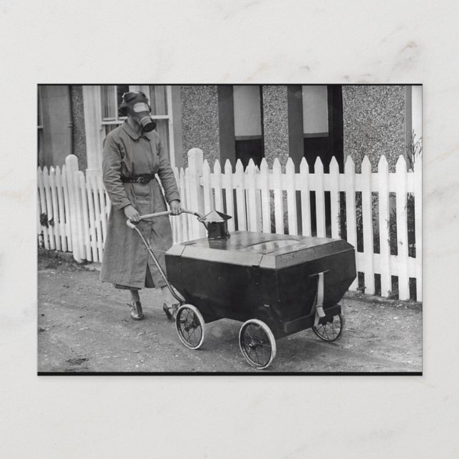 Carte Postale Déplaisant Gasmasque femme photo de guerre (Devant)