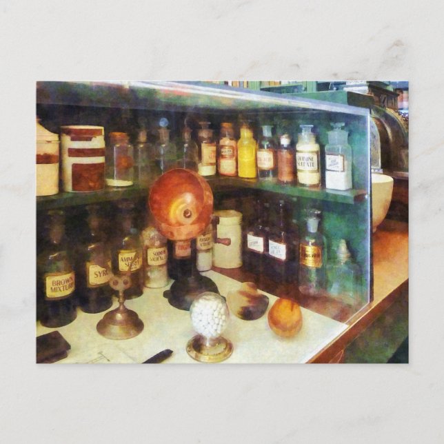Carte Postale Derrière le comptoir de la pharmacie (Devant)