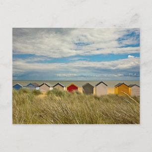 Carte Postale Des cases aux couleurs vives sur la plage