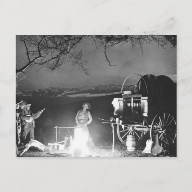 Carte Postale Des cowboys jouent et chantent autour d'un feu de  (Devant)