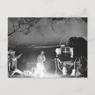 Carte Postale Des cowboys jouent et chantent autour d'un feu de