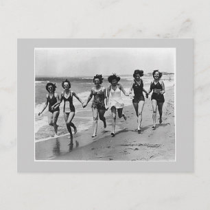 Carte Postale Des femmes courent sur la plage, dans les années 1