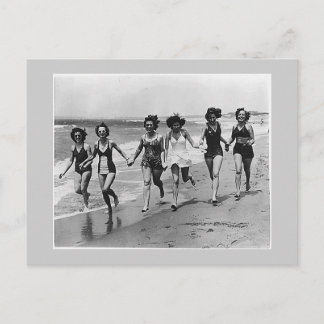 Carte Postale Des femmes courent sur la plage, dans les années 4