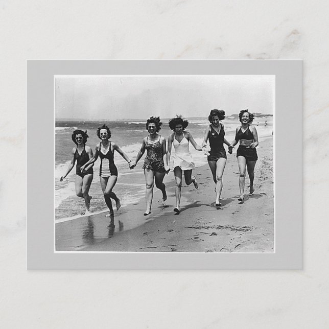 Carte Postale Des femmes courent sur la plage, dans les années 4 (Devant)