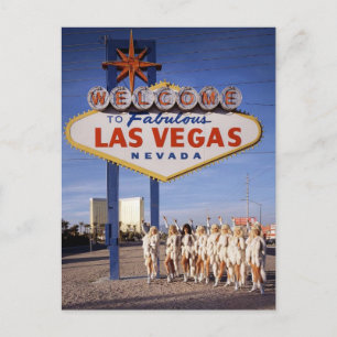 Carte Postale Des filles devant l'enseigne historique Las Vegas