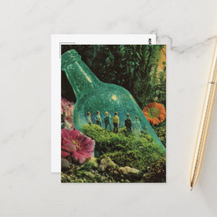 Carte Postale Des gens surréalistes dans une bouteille