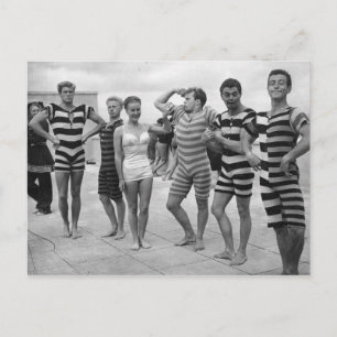 Carte Postale Des hommes vintages en maillot de bain avec une fe