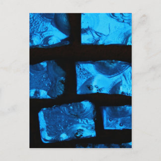 Carte Postale Des morceaux de verre bleu avec du grout noir entr