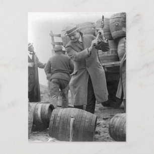 Carte Postale Détruire des fûts de bière, 1924