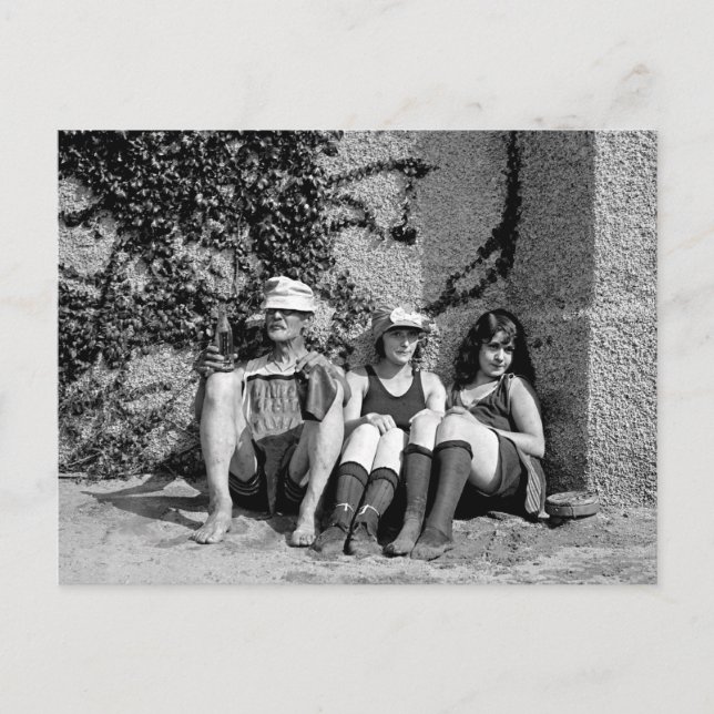 Carte Postale Deux belles filles et un vieil homme grincheux (Devant)