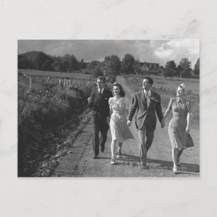Carte Postale Deux couples marchant sur la route de campagne B&W