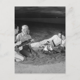 Carte Postale Deux couples sur la plage assis autour du feu de c