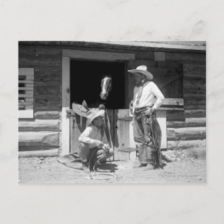 Carte Postale Deux cow-boys debout à côté d'une grange avec un c
