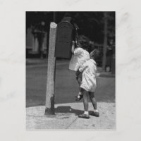 Deux enfants postant une lettre