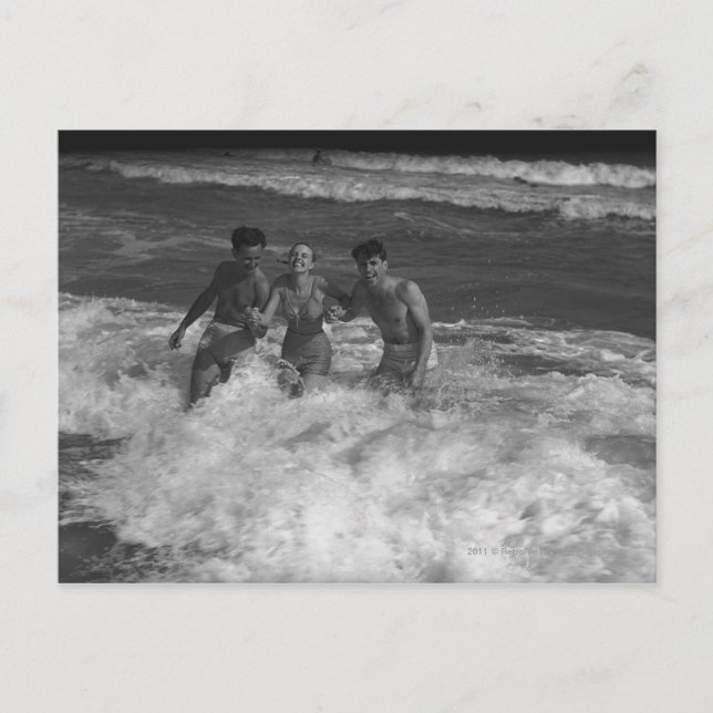 Carte Postale Deux jeunes hommes et femmes jouant à la vague B&W (Devant)