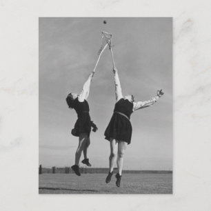 Carte Postale Deux joueurs de crosse sautent pour le ballon.