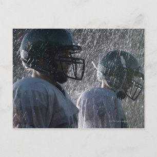 Carte Postale Deux joueurs de football américains sous la pluie,