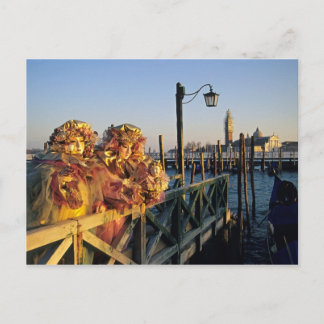 Carte Postale Deux personnes en masques de carnaval, Venise (Ita