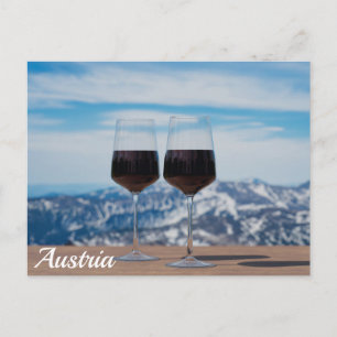 Carte Postale Deux verres de vin rouge contre les montagnes
