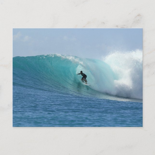 Carte postale d'homme surfant sur une vague (Devant)