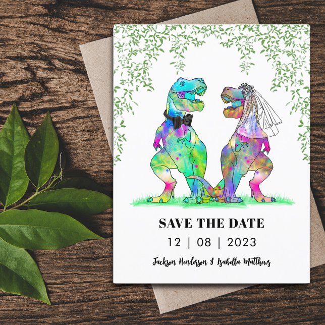 Carte Postale Dinosaur Mariage à thème Enregistrer la date Drôle (Dinosaur themed wedding save the date budget postcard invitation with colorful T-Rex bride and groom)