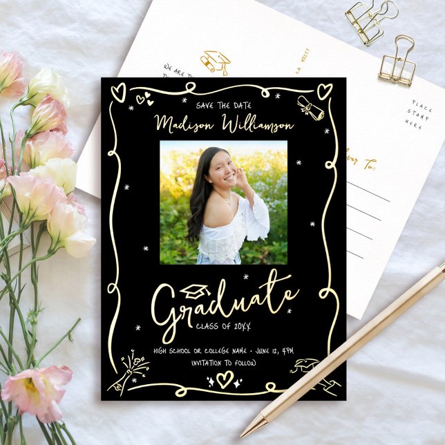 Carte Postale D'invitation À Feuilles D'aluminium Black Doodles Graduation Save Date Photo Real Gold (Créateur téléchargé)