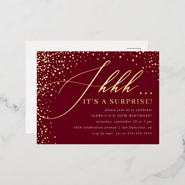Carte Postale D'invitation À Feuilles D'aluminium Burgundy & Gold Confetti Script Surprise Party (Recto/Verso)