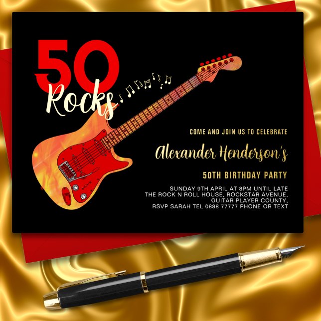 Carte Postale D'invitation À Feuilles D'aluminium Rock et Roll 50e anniversaire fête Black Gold (Rock and roll black and gold foil 50th birthday party postcard invitation with fire guitar )