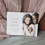 Carte Postale D'invitation À Feuilles D'aluminium Typographie chic | Gold Foil Photo Enregistrer la<br><div class="desc">Cette typographie chic feuille d'or photo enregistrer la feuille de date invitation carte postale est parfait pour un mariage moderne. Le design simple est composé d'une typographie classique de feuille d'or pressée de luxe avec une atmosphère boho rustique. Personnalisable en plusieurs couleurs. Gardez le design minimal et élégant, en l'état,...</div>