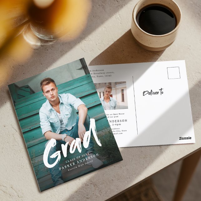 Carte Postale Diplôme photo de script de pinceau moderne (Modern Brush Script Photo Graduation Postcard)