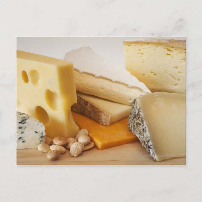 Carte Postale Divers fromages sur la planche à découper (Devant)