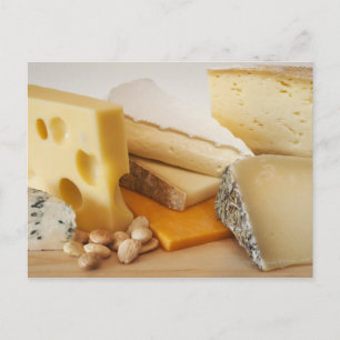 Carte Postale Divers fromages sur la planche à découper