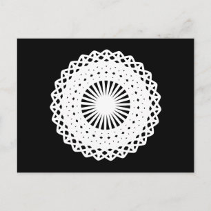 Carte Postale Doily. Cercle en dentelle blanche. Sur le noir.