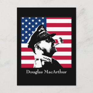 Carte Postale Douglas MacArthur and the American Flag