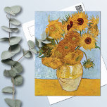 Carte Postale Douze tournesols Vincent Van Gogh<br><div class="desc">Carte postale d'art avec la peinture à l'huile Vase with Twelve Sunflowers (1888),  de Vincent van Gogh (1853-1890). Un vase en grès avec des fleurs jaunes contre un arrière - plan bleu clair.</div>