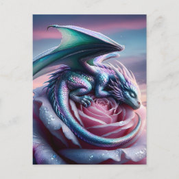 Carte Postale Dragon de bébé Iridescente endormi sur rose rose