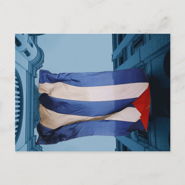 Carte Postale Drapeau cubain entre bâtiments en La Havane, Cuba (Devant)