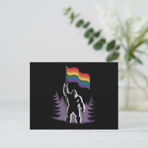 Carte Postale Drapeau de fierté progressiste LGBTQ Bigfoot Rock 